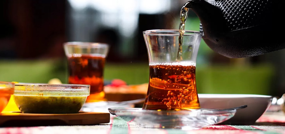 ÇAY'A BEKLİYORUZ ...